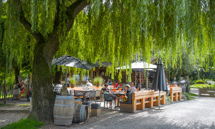 Bourgondisch genieten op het buitenterras